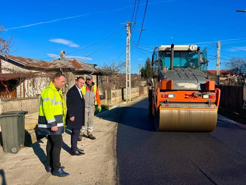 Administrația de la Răzvad, condusă de primarul Emanuel Spătaru a reușit sa finalizeze asfaltare si modernizare străzii Furtunești. Edilul Emanuel Spătaru a făcut o vizită de lucru pe teren.