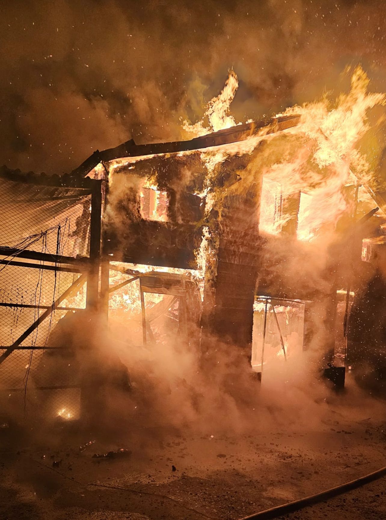 Doi bărbați au murit carbonizați într-un incendiu ce a mistuit o casă, în satul Racovița, noaptea trecută, în jurul orelor 00:35.