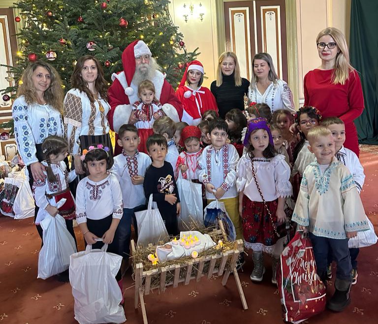 Magie și Bucurie: Prichindeii din Târgoviște au colindat Instituțiile Locale și au adus Spiritul Crăciunului