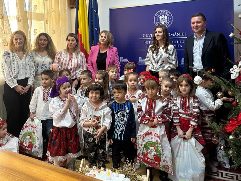 Magie și Bucurie: Prichindeii din Târgoviște au colindat Instituțiile Locale și au adus Spiritul Crăciunului