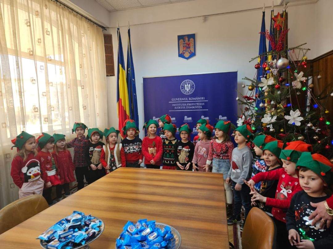 Magie și Bucurie: Prichindeii din Târgoviște au colindat Instituțiile Locale și au adus Spiritul Crăciunului