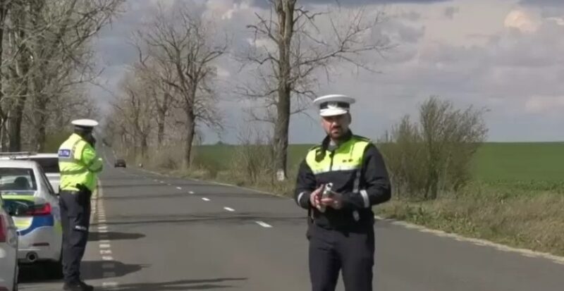 Polițiștii dâmbovițeni, prezenți pe sectoarele de drum intens circulate, fiind instituite 12 filtre pe raza întregului județ Polițiștii dâmbovițeni, prezenți pe sectoarele de drum intens circulate, fiind instituite 12 filtre pe raza întregului județ pentru creșterea gradului de siguranță pe drumurile publice, combaterea infracționalității și asigurarea unui climat de ordine publică.