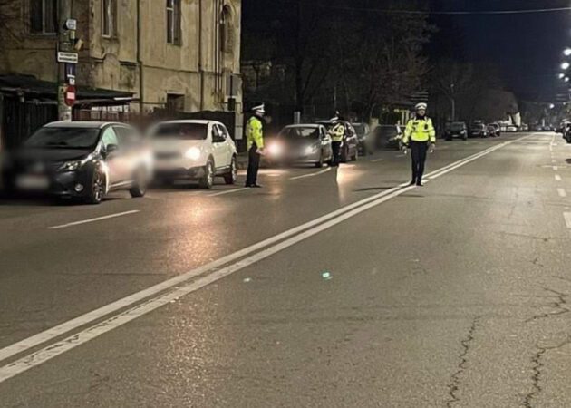 Tot județul Dâmbovița este împânzit de polițiști: Zilnic vor fi folosite aparatele radar, precum și cele etilotest, etilometru și drugtest Tot județul Dâmbovița este împânzit de polițiști, conducerea Inspectoratului de Poliție Județean Dâmbovița a dispus suplimentarea efectivelor în minivacanța ce urmează.