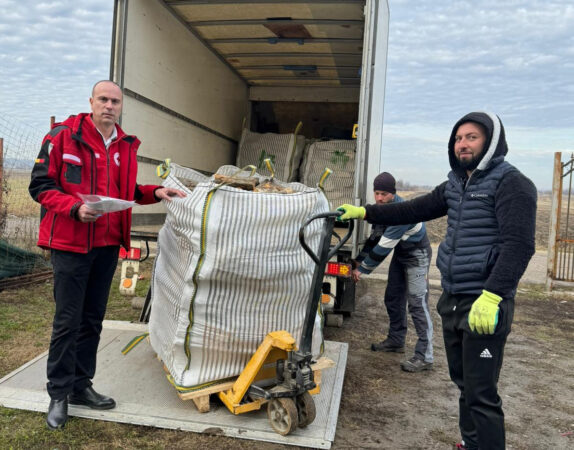 Proiectul ”Case cu căldură” este implementat de Crucea Roșie Dâmbovița: Familii din Văcărești, Crevedia și Târgoviște, vor primi iarna aceasta lemne pentru foc Proiectul ”Case cu căldură” este implementat de Crucea Roșie Dâmbovița: Familii din Văcărești, Crevedia și Târgoviște, vor primi iarna aceasta lemne pentru foc