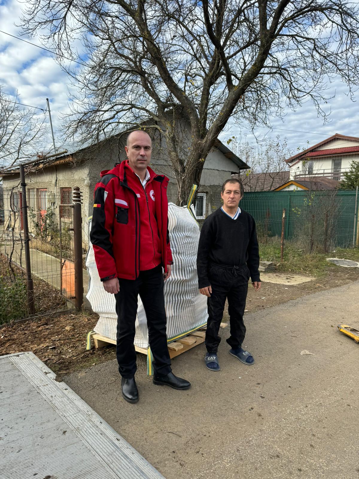 Proiectul ”Case cu căldură” este implementat de Crucea Roșie Dâmbovița: Familii din Văcărești, Crevedia și Târgoviște, vor primi iarna aceasta lemne pentru foc