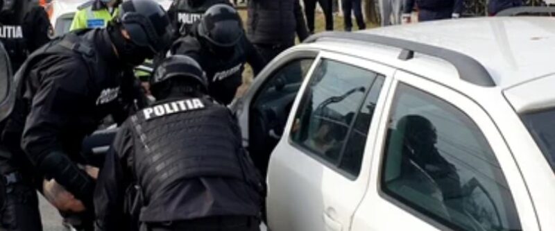 ȘOCANT! Un tânăr a furtat plăcuțele de la un autoturism, le-a montat pe mașina lui și a plecat din peco în peco unde alimenta și fugea