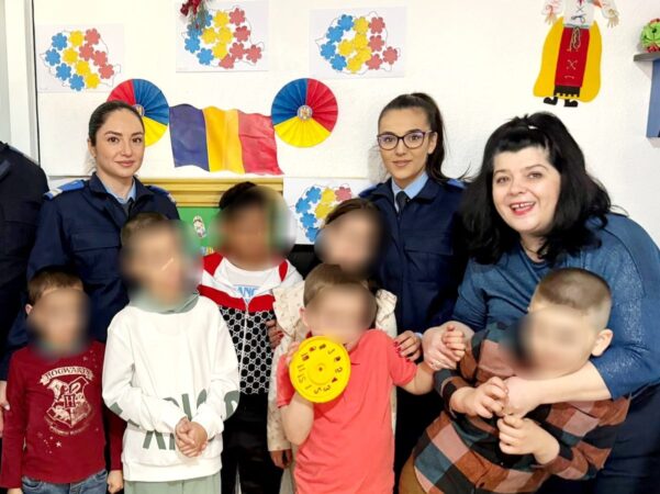 MISIUNE caritabilă, îndeplinită cu succes de către jandarmii dâmbovițeni MISIUNE caritabilă, îndeplinită cu succes de către jandarmii dâmbovițeni , în spiritul Crăciunului, jandarmii dâmboviţeni au fost astăzi, 20 decembrie, mesagerii Moșului și au organizat și îndeplinit o misiune caritabilă în rândul copiilor de la Școala Gimnazială Specială din municipiul Târgovişte.