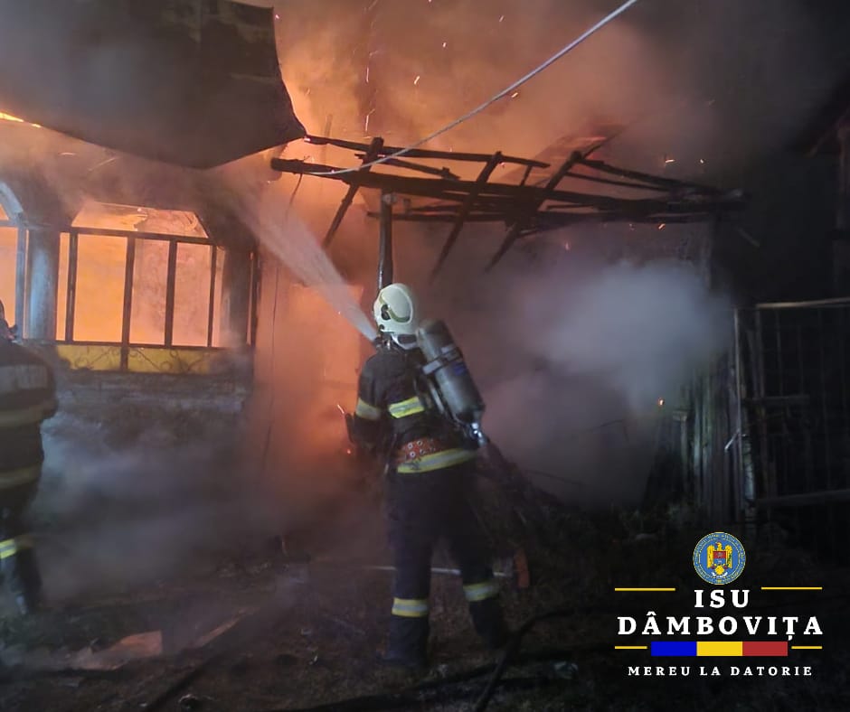 O CASĂ A FOST MISTUITĂ DE FLĂCĂRI LA GORGOTA, Detașamentul de Pompieri Târgoviște a acționat cu trei autospeciale de stingere