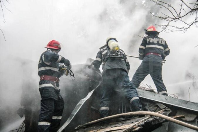 Incendiu produs la acoperișul unei case în Conțești Incendiu produs la acoperișul unei case în Conțești, Garda de Intervenție Răcari a acționat cu două autospeciale de stingere cu apă și spumă, iar Detașamentul de Pompieri Titu a intervenit cu o autospecială de stingere cu apă și spumă și o ambulanță SMURD.
