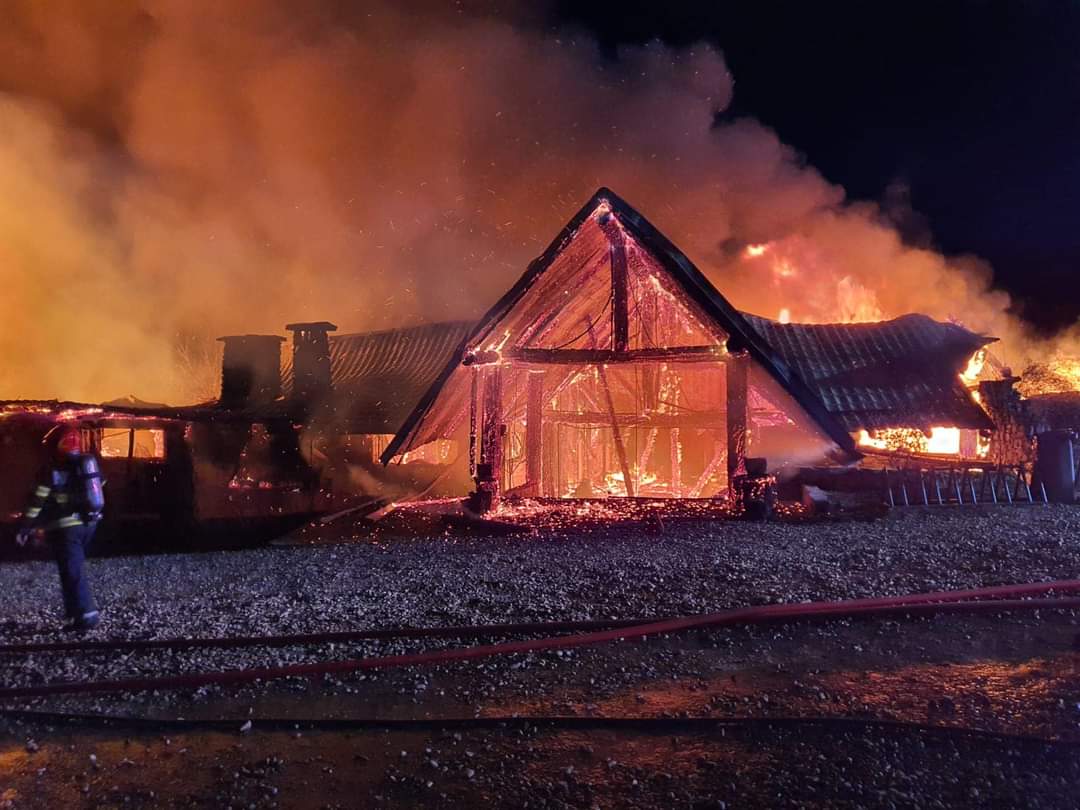 Veștile tragice continuă  sa vină cu privire INCENDIUL de la pensiunea din Prahova, a treia persoană, adult, a fost identificată, decedată.