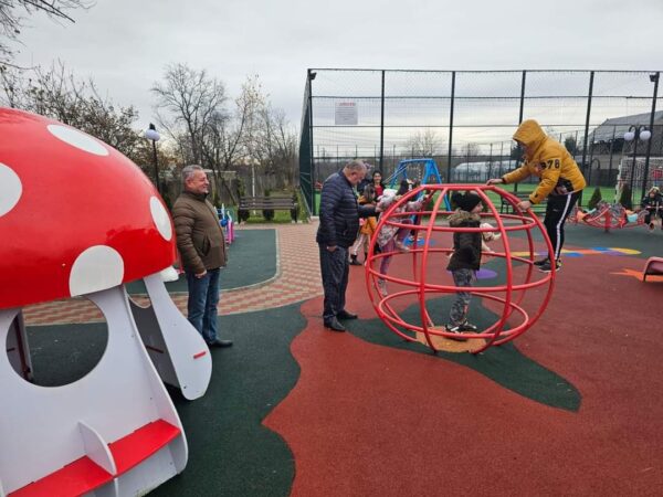 Un loc de joacă moder, s-a realizat prin PJDL, în satul Mogoșești, comuna Dragomirești Un loc de joacă moder, s-a realizat prin PJDL, în satul Mogoșești, comuna Dragomirești.