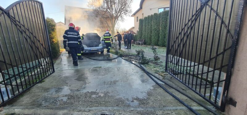 AUTOTURISM CUPRINS DE FLĂCĂRI AUTOTURISM CUPRINS DE FLĂCĂRI, în jurul orei 09:30,pompierii au fost solicitați să intervină în cazul unui incendiu produs la un autoturism în str. Independenței din Găești.