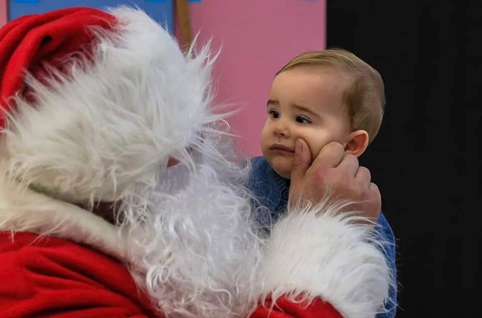 Moş Crăciun a ajuns la Răcari, edilul Marius Carveţeanu a vorbit din  timp cu bătrânul cu barbă albă şi l-a convins să treacă şi  anul acesta prin oraşul lor.  