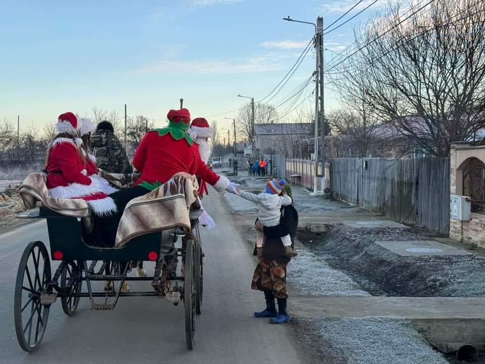 Moş Crăciun a ajuns la Răcari, edilul Marius Carveţeanu a vorbit din timp cu bătrânul cu barbă albă şi l-a convins să treacă şi anul acesta prin oraşul lor.