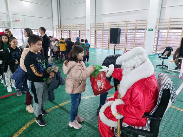 Și anul acesta Moș Crăciun a sosit în Vulcana Pandele,  la copiii de la  Grădinițe și Școala Gimnazială.   