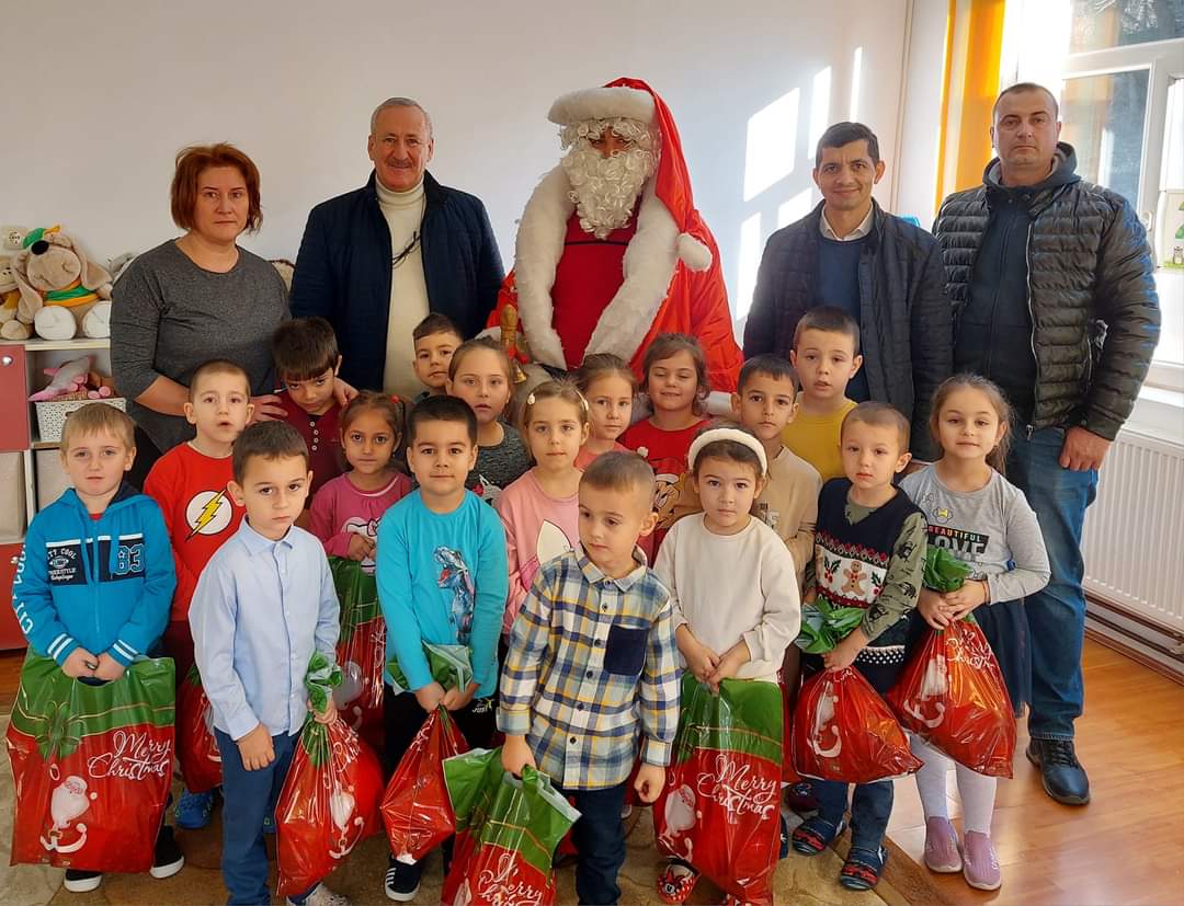 Și anul acesta Moș Crăciun a sosit în Vulcana Pandele,  la copiii de la  Grădinițe și Școala Gimnazială.   