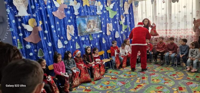 Moș Crăciun a ajuns și în comuna Niculești Moș Crăciun a ajuns și în comuna Niculești, primarul Dorinel Soare a fost ajutorul bătrânelului cu barba ninsă albă .