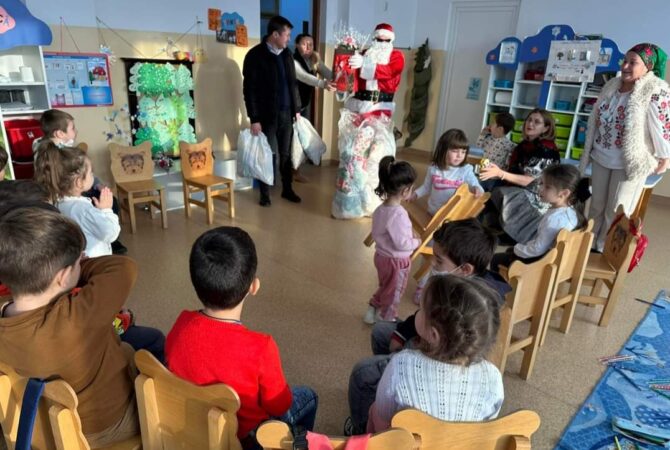 Moș Crăciun a ajuns la toți copiii din unitățile școlare de la Ocnița, spiridușul de nădejde a fost chiar edilul Eduard Barcău.