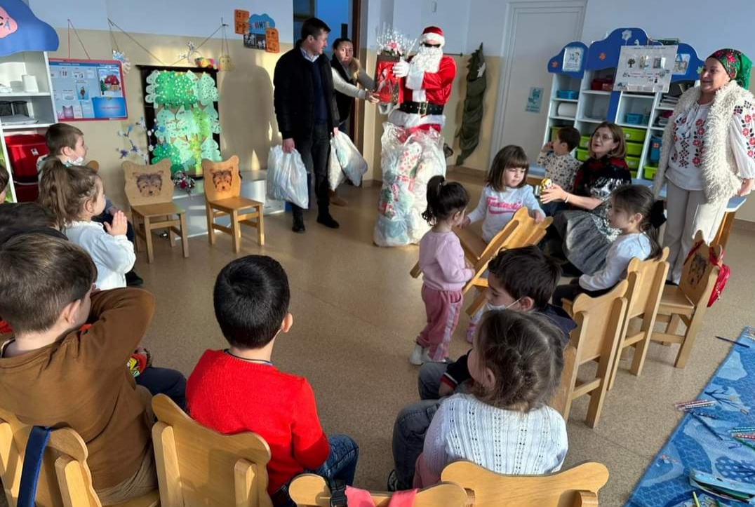 Moș Crăciun a ajuns la toți copiii din unitățile școlare de la Ocnița, spiridușul de nădejde a fost chiar edilul Eduard Barcău.