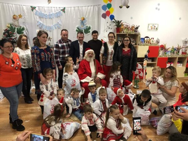 Moș Crăciun a adus multă bucurie copiilor din Răzvad Moș Crăciun a adus multă bucurie copiilor din Răzvad