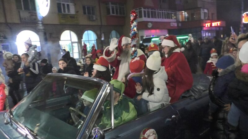 Moș Crăciun, Crăciunița și spiridușii au ajuns la Târgoviște unde este o atmosferă de poveste. VIDEO Moș Crăciun, Crăciunița și spiridușii au ajuns la Târgoviște unde este o atmosferă de poveste, bătrânelul cu barbă albă va sta în oraș, timp de trei zile.