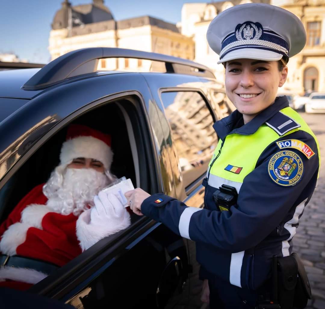 Moș Crăciun a fost tras pe dreapta de poliție, a oprit la semnalele polițistei. Nu a întrebat: “Tu știi cine e tata?” și nici nu a cerut ordinul de serviciu sau legitimația polițistei 