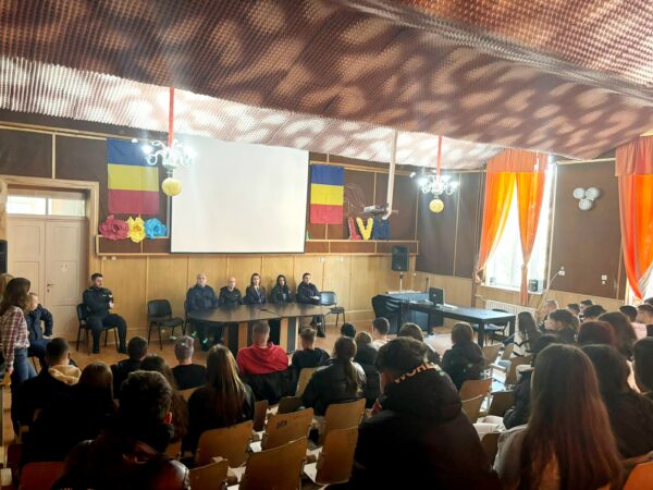 Jandarmeria Dâmbovița și Penitenciarul Mărgineni, parteneri în acțiuni de prevenire pentru siguranța elevilor Jandarmii și lucrătorii din cadrul Penitenciarului Mărgineni au ales o metodă inedită pentru a le prezenta elevilor aspecte referitoare la consecințele comiterii unor infracțiuni de către persoanele care au consumat substanțe interzise.