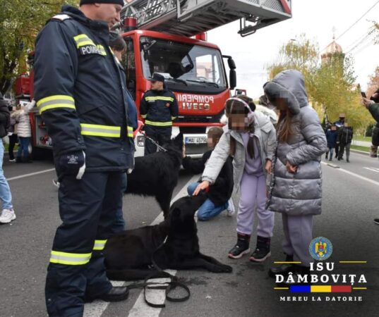 1 Decembrie: Pompierii dâmboviţeni și-au expus echipamentele de intervenție, publicului