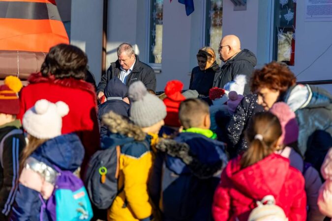 Administrația locală de la Văcărești a fost ajutorul de nadejde al lui Moș Crăciun Administrația locală de la Văcărești, a fost ajutorul de nadejde al lui Moș Crăciun, tradiția se păstrează și toți preșcolarii și școlarii din comună au primit daruri.