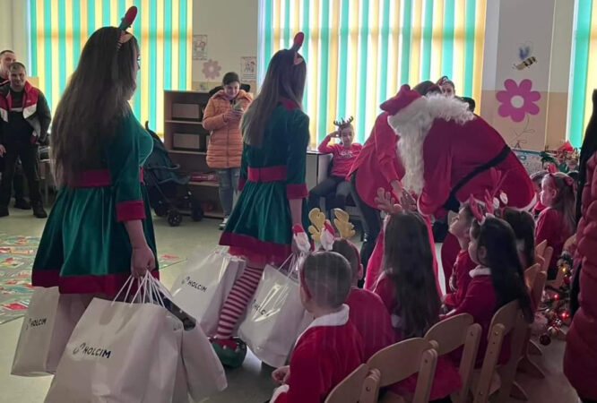 La Sălcioara, toți preșcolarii și școlarii au primit daruri de la Moș Crăciun,primarul comunei, Valentin Pârvu a vorbit din timp cu moșul și iată că a ajuns și anul acesta. 