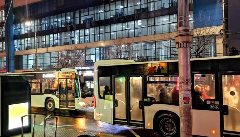 Transportul public local târgoviștean, un proiect care dă rezultate Transportul public local târgoviștean, un proiect care dă rezultate, peste 136.000 de călatori au utilizat autobuzele târgoviștene pe traseele interne în luna noiembrie 2023, fată de aproximativ 89.000 în luna noiembrie a anului trecut, creșterea numărului de călători depășind 50%!