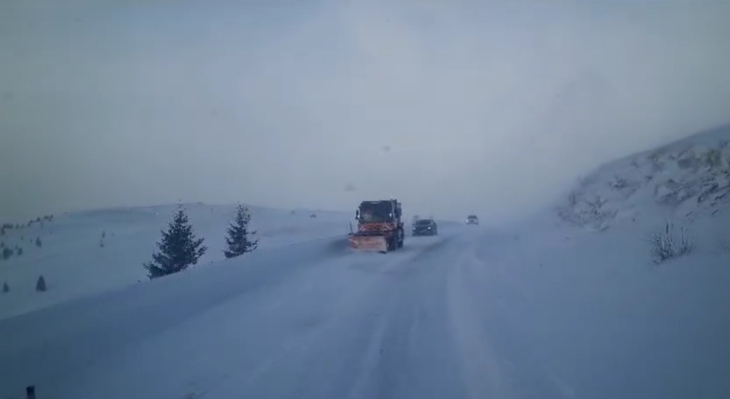 Viscolul și ninsoarea  au paralizat unele zone din țară, de exemplu pentru câteva ore bune s-a instituit restricții  de închidere a circulației rutiere pe DN 67C, între Novaci și Rânca.