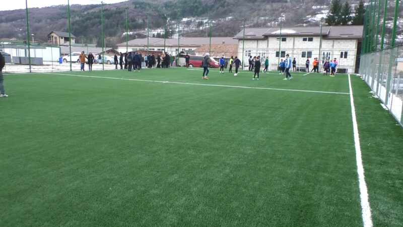 De astăzi, în comuna Moroeni, elevii și tinerii  se bucură de un teren de sport multifuncțional, investiție  realizată de Primăria Moroeni 