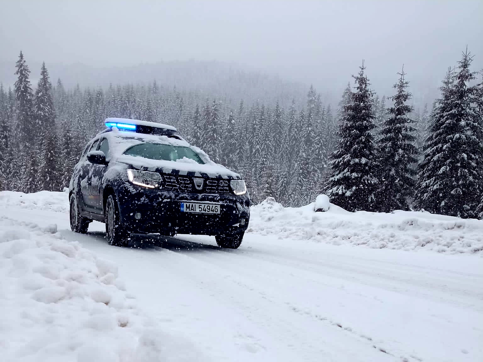 Trei turiști au rămas înzăpeziți cu autoturismul la Piatra Arsă. Când și-au dat seama că sunt în pericol, aceștia au sunat la 112 și au cerut ajutor. S-a întâmplat ieri după-amiază, în jurul orei 17.00.