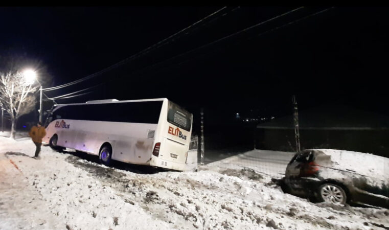Un autocar a acroșat un autoturism staționat și a derapat în decor. Cauze probabile – neadaptarea vitezei la condițiile de drum și cauciucuri față uzate