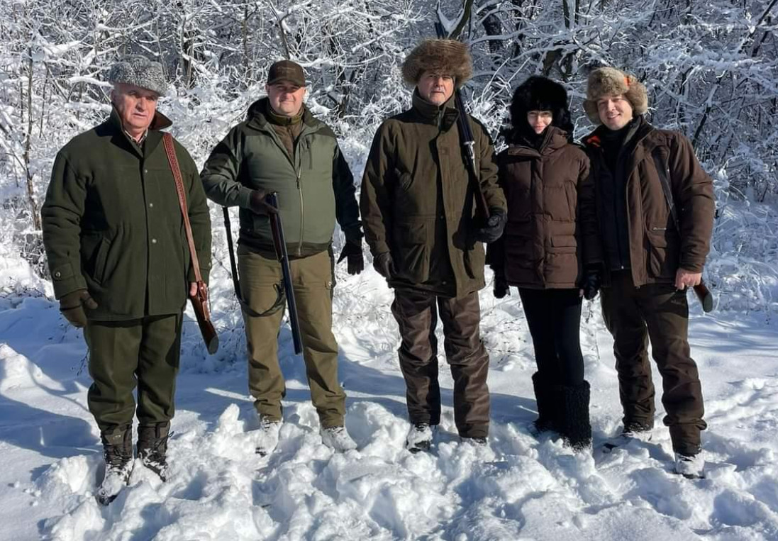 "Puşca şi cureaua lată", fostul premier Adrian Năstase a venit la o partidă de vânătoare prin codrii județului Dâmbovița, cel mai probabil prin zona Ilfoveni - Iuda.