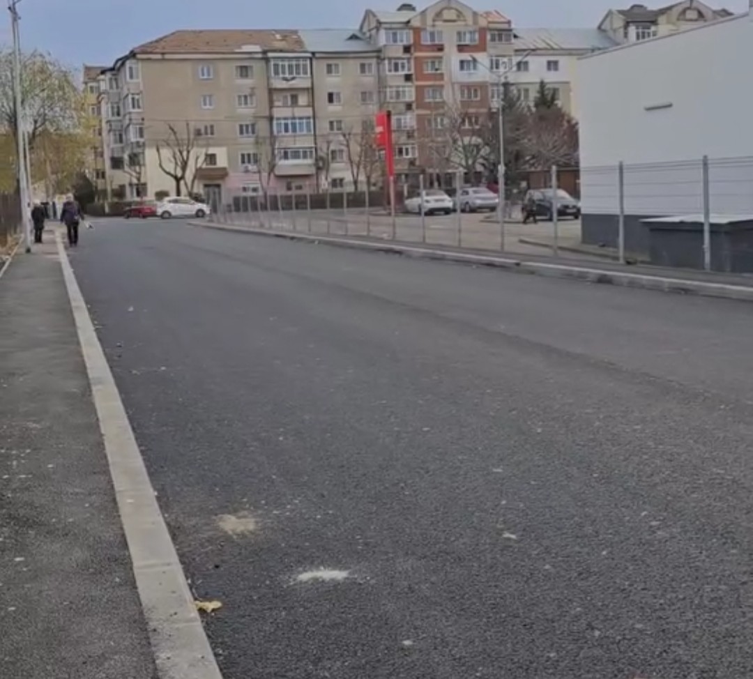 Strada Costache Olăreanu a făcut obiectul unor ample lucrări de modernizare, iar intervențiile au vizat reabilitarea părții carosabile, a trotuarelor, refacerea canalizării pluviale, dar și montarea de indicatoare rutiere!