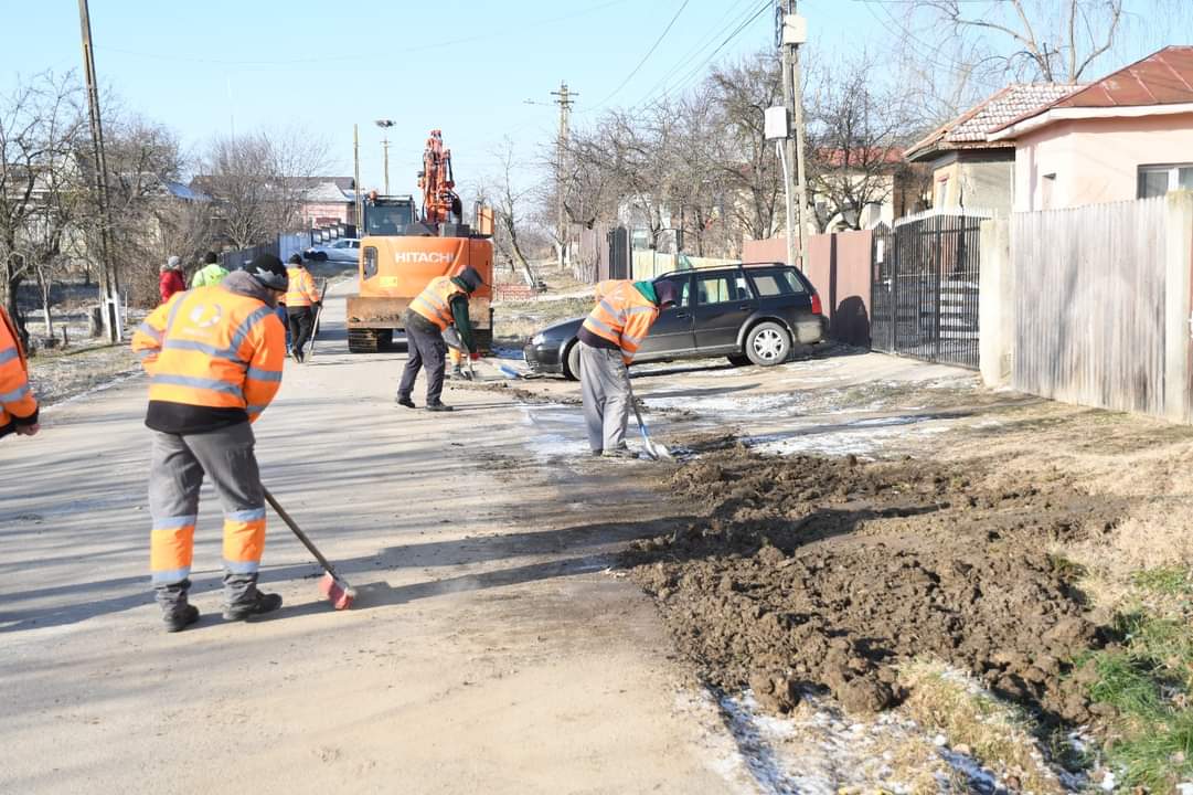Se lucrează de zor la rețeaua de canalizare în Colacu, deja lucrările sunt în plină desfășurare și pe strada Bisericii.