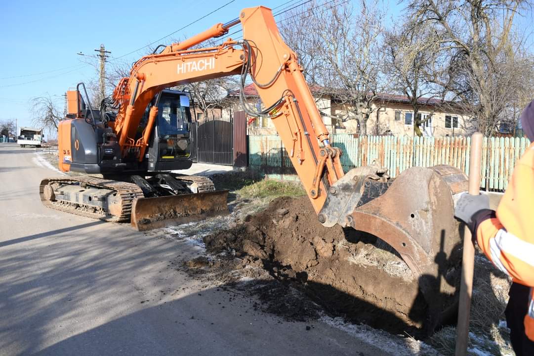 Se lucrează de zor la rețeaua de canalizare în Colacu, deja lucrările sunt în plină desfășurare și pe strada Bisericii.