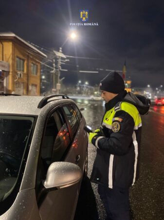 Razie a polițiștilor dâmbovițeni: Au fost oprite pentru control peste 800 de autovehicule și legitimate peste 1000 de persoane Razie a polițiștilor dâmbovițeni: Au fost oprite pentru control peste 800 de autovehicule și legitimate peste 1000 de persoane, în cursul nopții de 27 spre 28 ianuarie a.c., în intervalul orar 17:00-01:00.