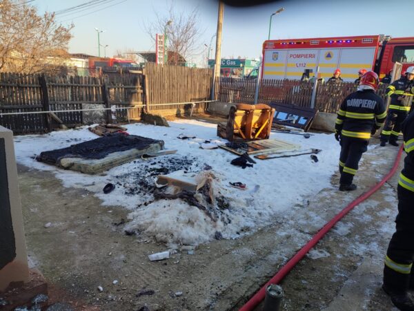La un pas se tragedie: O explozie urmată de incendiu s-a produs la o casă în comuna Ulmi, două persoane rănite La un pas se tragedie: O explozie urmată de incendiu s-a produs la o casă în comuna Ulmi, două persoane rănite.