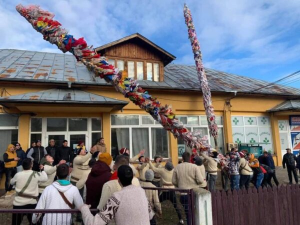 La Morteni, în ziua de Bobotează - 6 ianuarie, are loc obiceiul unic în ţară:  Geavrelele. Tinerii satului continuă tradiţia şi, an de an, împodobesc cele 4 steaguri, reprezentative pentru cele 4 zone ale satului: Centrul, Braniştea, Florica şi Băjenari.