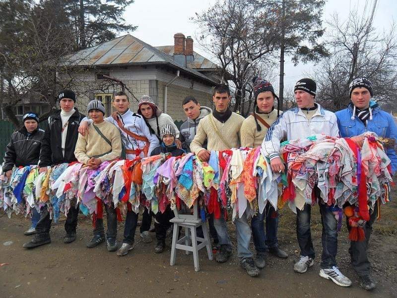La Morteni, în ziua de Bobotează - 6 ianuarie, are loc obiceiul unic în ţară: Geavrelele. Tinerii satului continuă tradiţia şi, an de an, împodobesc cele 4 steaguri, reprezentative pentru cele 4 zone ale satului: Centrul, Braniştea, Florica şi Băjenari.