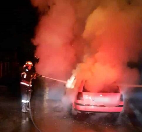 Incendiu de autoturism în orașul Titu, pe strada Liniștii Incendiu de autoturism în orașul Titu, pe strada Liniști, Detașamentul de Pompieri Titu a acționat cu două autospeciale de stingere cu apă și spumă.