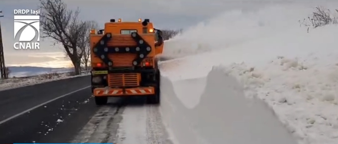  Nămeți de peste doi metri înălțime în urma ninsorilor și a viscolului de zilele trecute pe DN 28B, la limita județelor Iași și Botoșani.