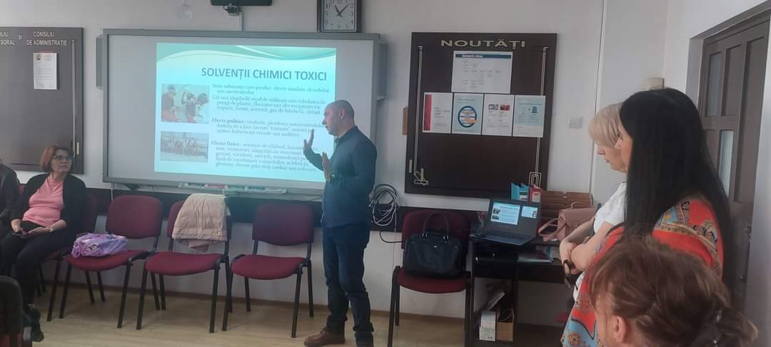 Cadrele didactice din județul Dâmbovița instruite  tema "Semne și simptome în consumul de droguri".