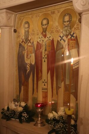 Astăzi, 30 ianuarie, Biserica Ortodoxă îi sărbătorește pe cei trei ierarhi considerați drept vindecători de boli: Ioan Gură de Aur, Grigorie Teologul și Vasile cel Mare Astăzi, 30 ianuarie, Biserica Ortodoxă îi sărbătorește pe cei trei ierarhi considerați, în credința populară, drept vindecători de boli Ioan Gură de Aur, Grigorie Teologul și Vasile cel Mare
