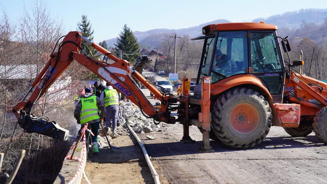 Vremea bună permite  să se lucreze  la modernizarea și  reabilitarea DJ 724 Malu cu Flori-Pucheni, potrivit graficelor