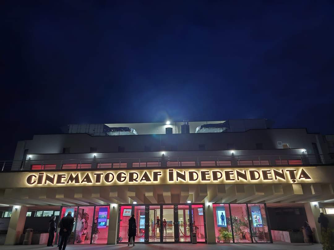 Cinema Independența iluminat în roșu de Ziua  Europeană a Numărului de Urgență 112. Cinema Independența  își exprimă 