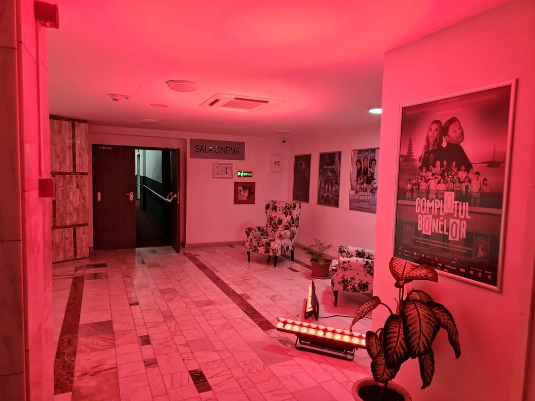 Cinema Independența iluminat în roșu de Ziua  Europeană a Numărului de Urgență 112. Cinema Independența  își exprimă